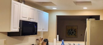 Hillside Haven 3BR 2BA +Den, 3 beds+1 futon, Spectacular Views, Full Kitch, WiFi