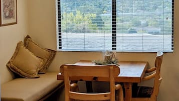 Smart TV, reproductor de DVD, libros y biblioteca musical