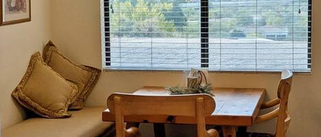 Téléviseur connecté, lecteur de DVD, livres, sélection de musique