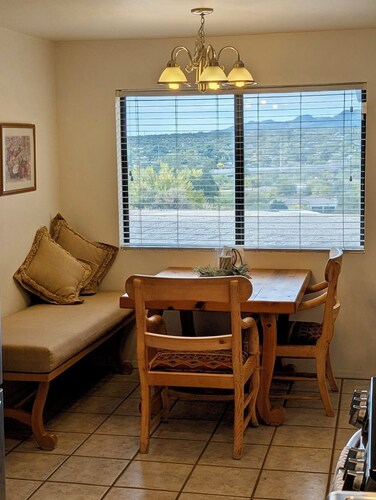 1 Acre Private Hillside Haven 4BR 2BA, 3 beds+1 futon, Spectacular Views!