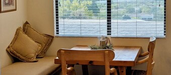 1 Acre Private Hillside Haven 4BR 2BA, 3 beds+1 futon, Spectacular Views!