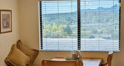 1 Acre Private Hillside Haven 4BR 2BA, 3 beds+1 futon, Spectacular Views!