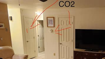 Smart TV, reproductor de DVD, libros y biblioteca musical