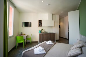 Iron/ironing board, WiFi, bed sheets