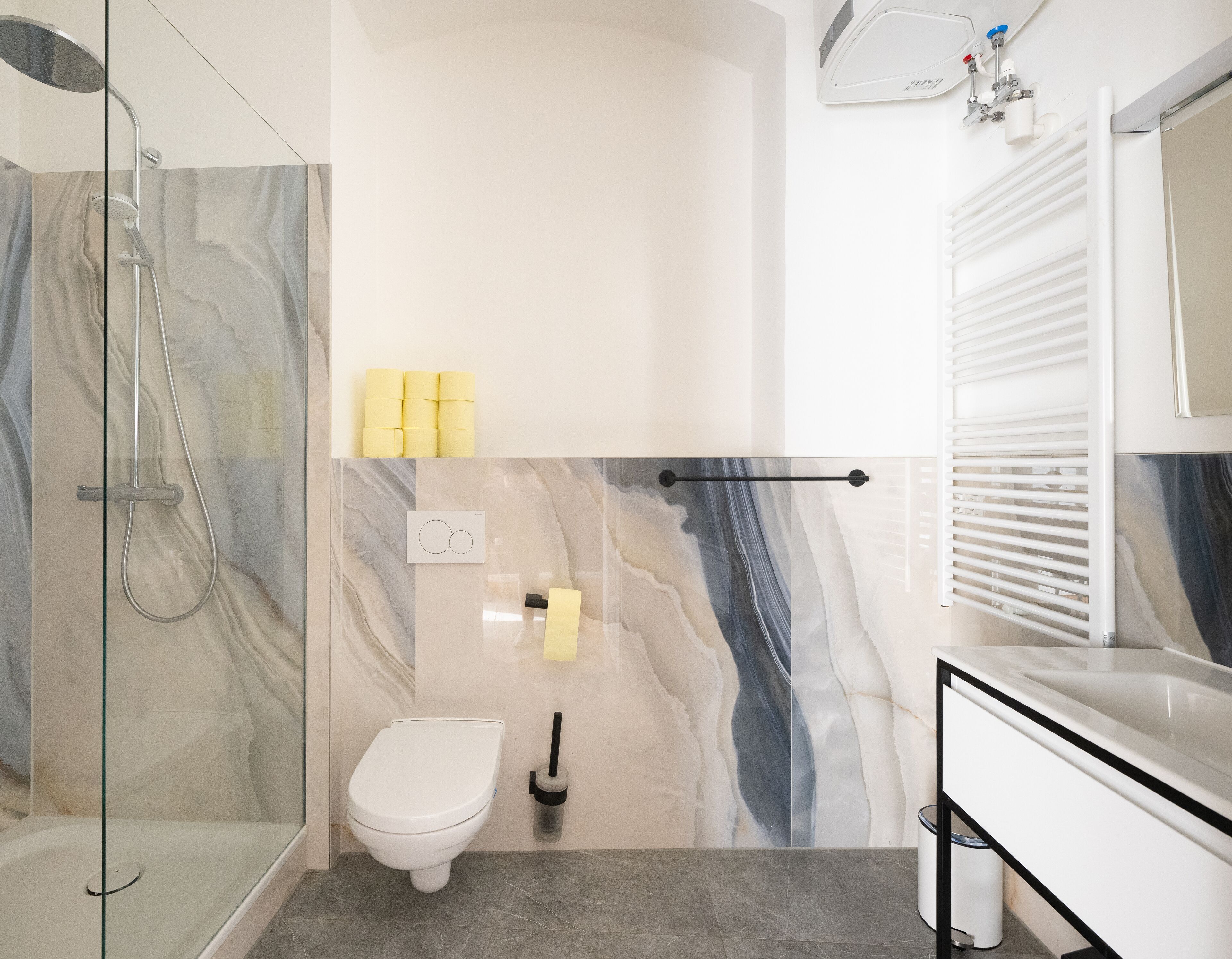 Comfort-Apartment, Blick auf den Innenhof | Badezimmer | Haartrockner, Handtücher, Seife, Toilettenpapier