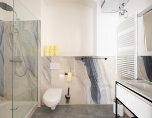 Apartamento Confort, vistas al patio | Baño | Secador de pelo, toallas, jabón y papel higiénico