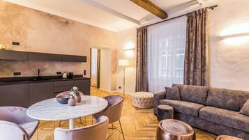 Appartement Deluxe, balcon, vue cour intérieure | Cuisine privée | Réfrigérateur, machine à expresso, cafetiÚre/bouilloire