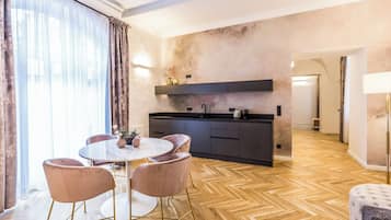 Departamento Deluxe, balcón, vista al patio | 1 habitación y caja de seguridad en la habitación