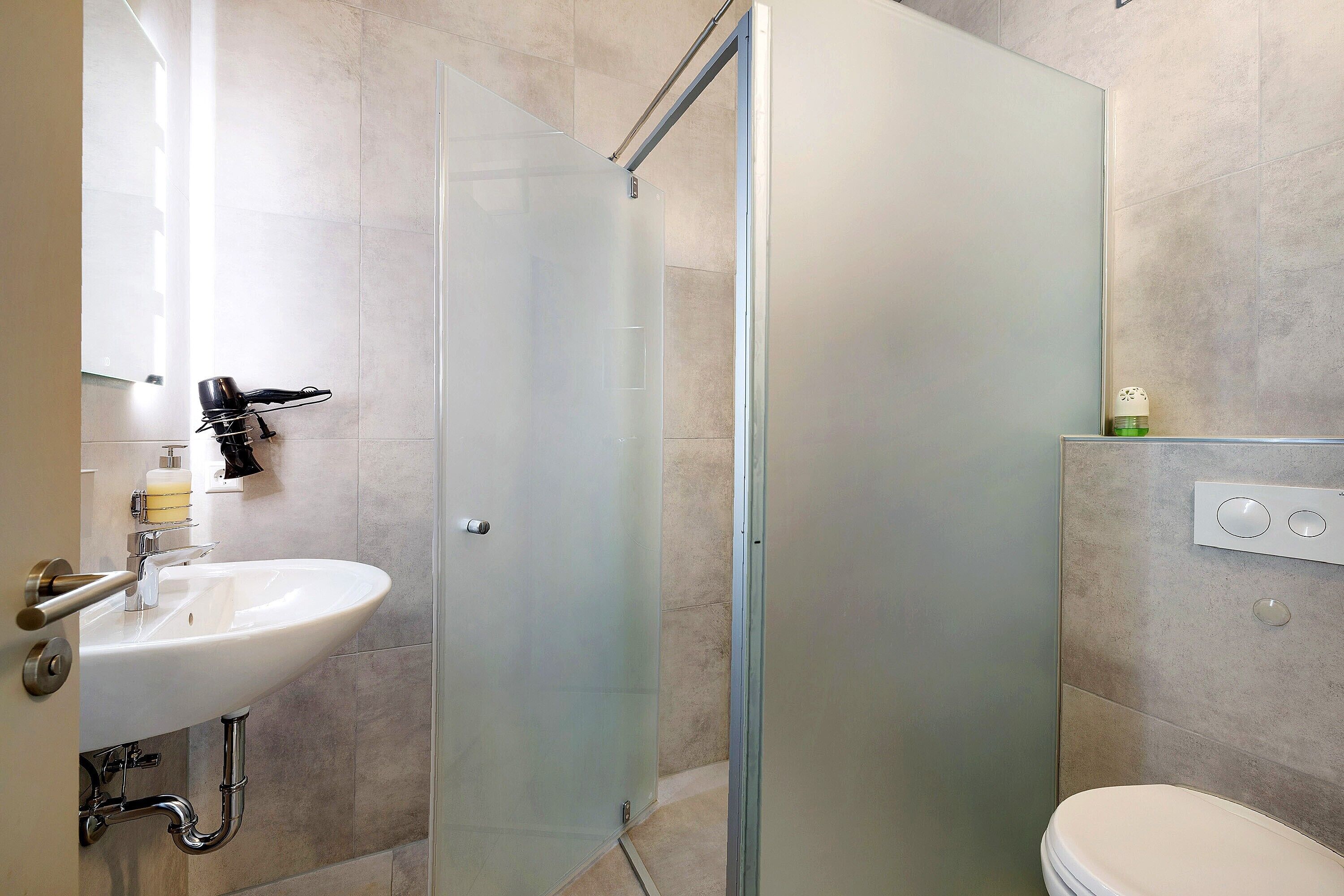 Suihku, hiustenkuivaaja, pyyhkeet