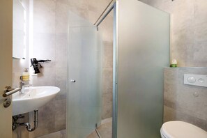Shower, hair dryer, towels - Room '6' with Shared Terrace and Wi-Fi (Dußlingen)