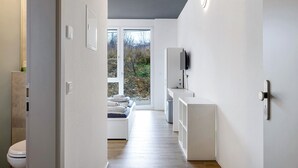 Een moderne badkamer met toilet, wastafel en douche.