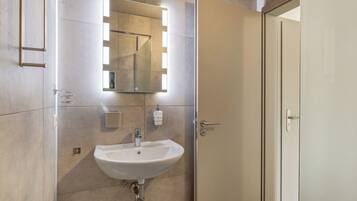 Dusche, Haartrockner, HandtĂŒcher