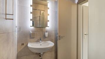 Ducha, secador de pelo, toallas