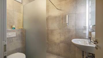 Dusche, Haartrockner, HandtĂŒcher