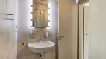 Douche, sèche-cheveux, serviettes fournies