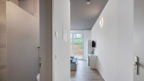 A modern bathroom with a toilet, shower, and sink. - Room '8' with Shared Terrace and Wi-Fi (Dußlingen)