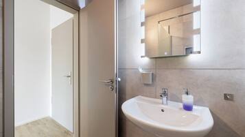 Ducha, secador de pelo, toallas