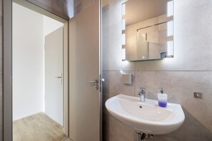 Een douche, een haardroger, handdoeken