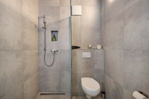 Shower, hair dryer, towels - Room '8' with Shared Terrace and Wi-Fi (Dußlingen)