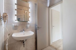 Dusche, Haartrockner, Handtücher