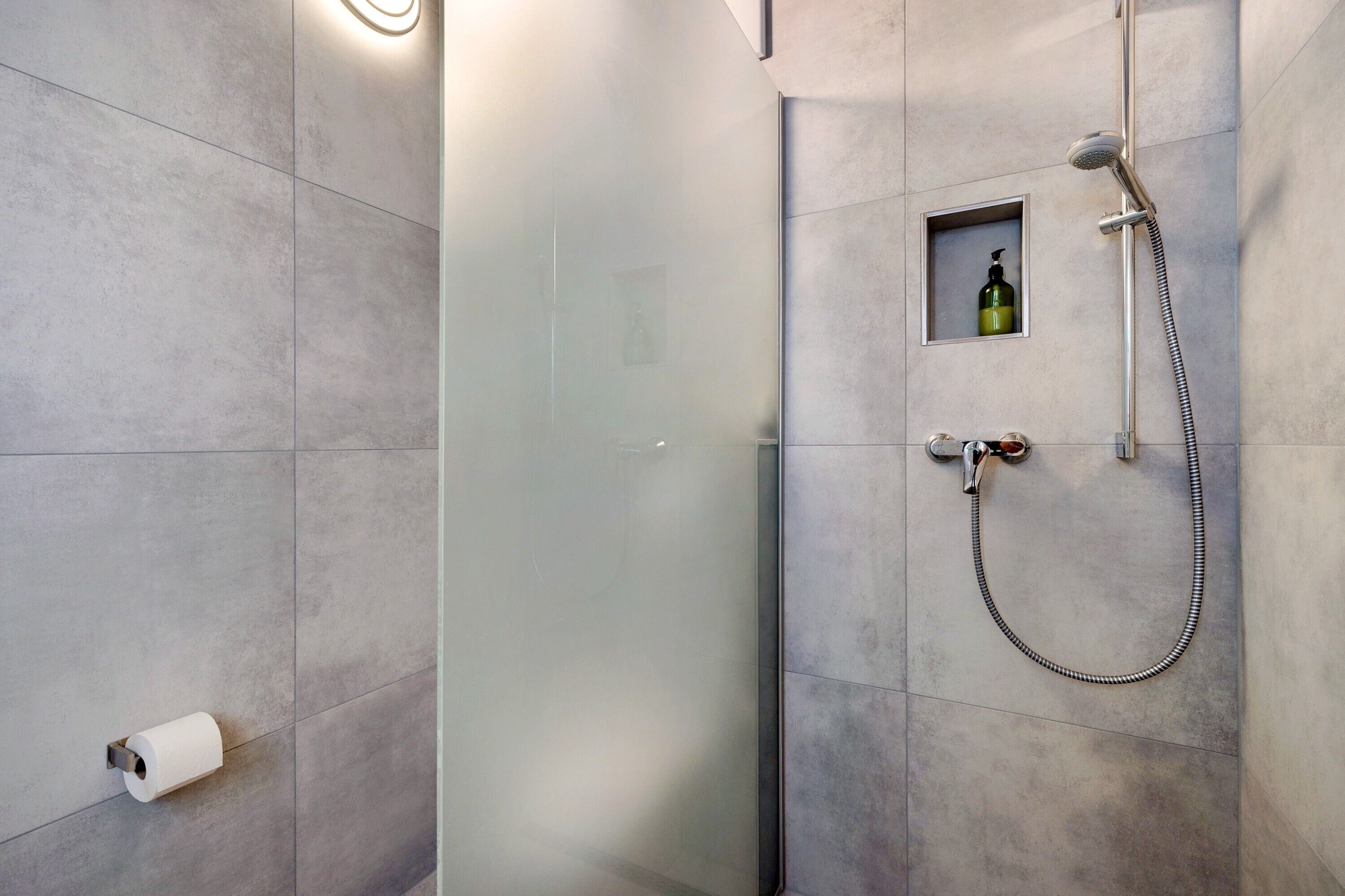 Suihku, hiustenkuivaaja, pyyhkeet