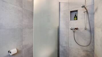 Suihku, hiustenkuivaaja, pyyhkeet