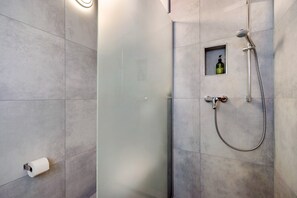 Suihku, hiustenkuivaaja, pyyhkeet