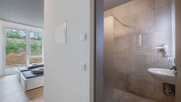 Ducha, secador de pelo, toallas