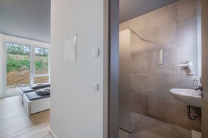 Een douche, een haardroger, handdoeken