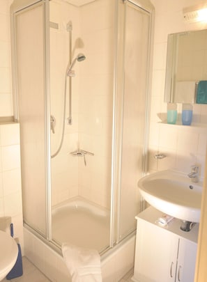 Dusche, Haartrockner, Handtücher