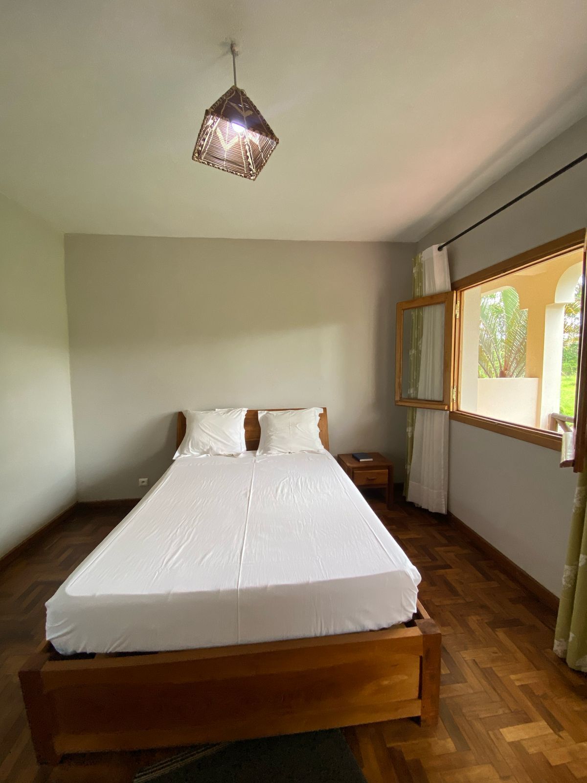 Kahden hengen economy-huone, 1 keskisuuri parisänky, parveke, näköala puutarhaan | Ylelliset vuodevaatteet, yksilöllisesti kalustettu