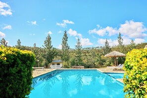 Piscina externa, funciona das 7h às 21h, guarda-sóis, espreguiçadeiras