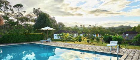 Piscina externa, funciona das 7h às 21h, guarda-sóis, espreguiçadeiras