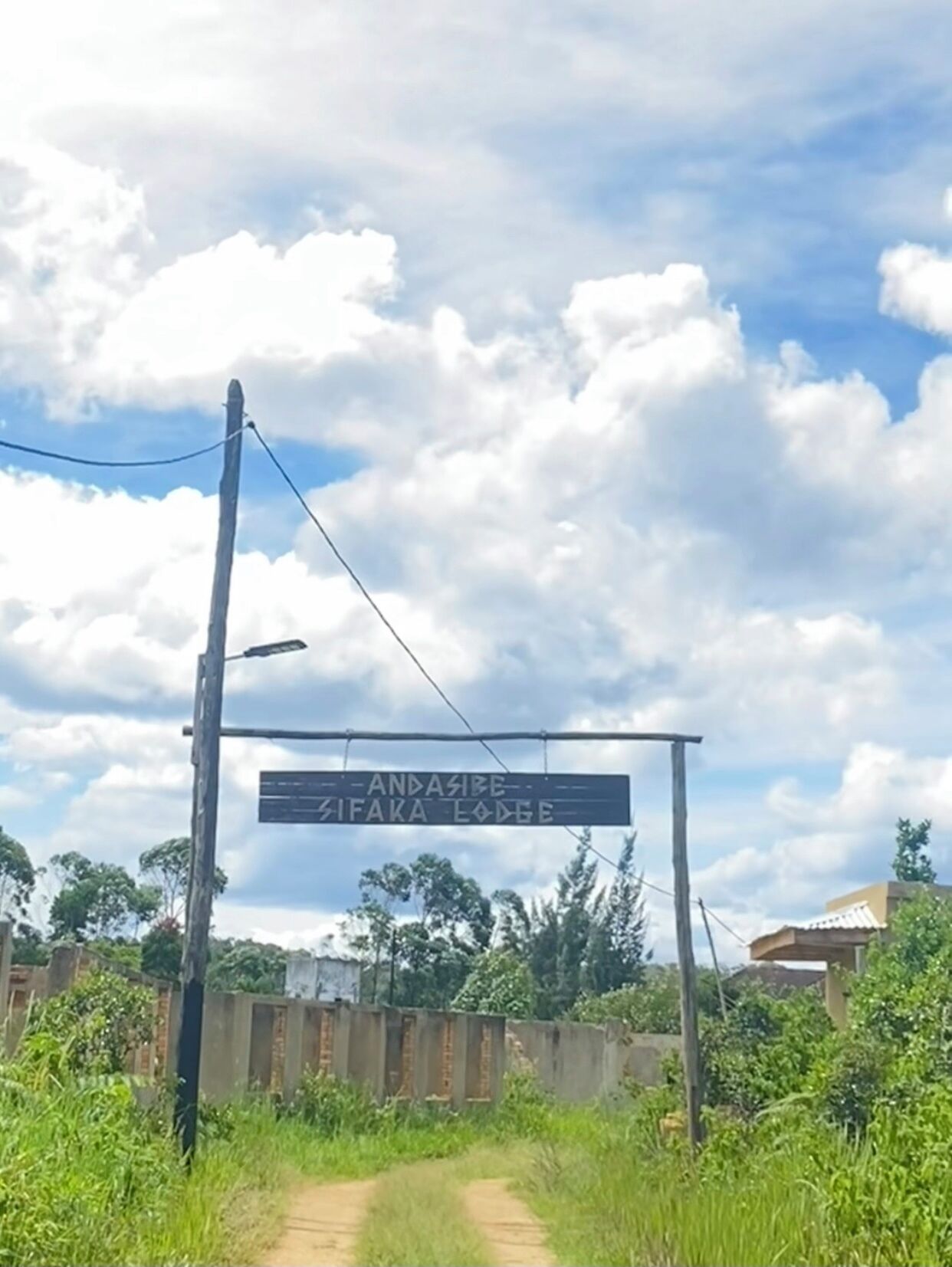 A sign for Andasibe Zifara Lodge.