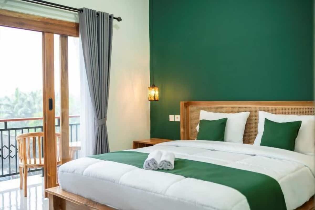 Minibar, desk, free WiFi, bed sheets