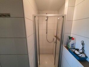 Een douche, een haardroger, handdoeken