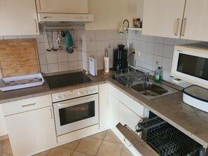 Frigorifero, microonde, forno, piano cottura