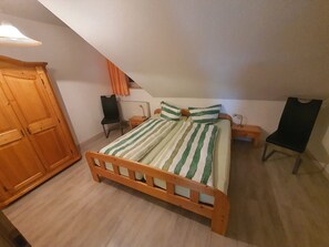 1 habitación, tabla de planchar con plancha, wifi gratis y ropa de cama 