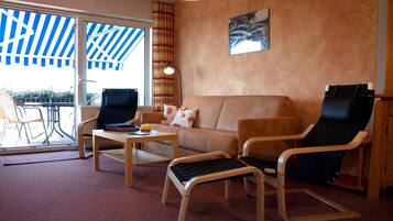 Fernseher, Tischtennisplatte, Stereoanlage