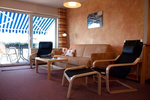 TV, tavolo da ping pong, impianto stereo