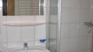 Dusche, Haartrockner, HandtĂŒcher