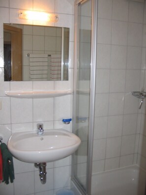 Een douche, een haardroger, handdoeken