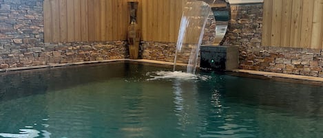Piscine couverte, accÚs possible de 08 h 30 à 19 h 00, chaises longues