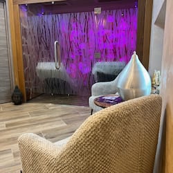 Een sauna, een bubbelbad, een stoombad, lichaamsbehandelingen