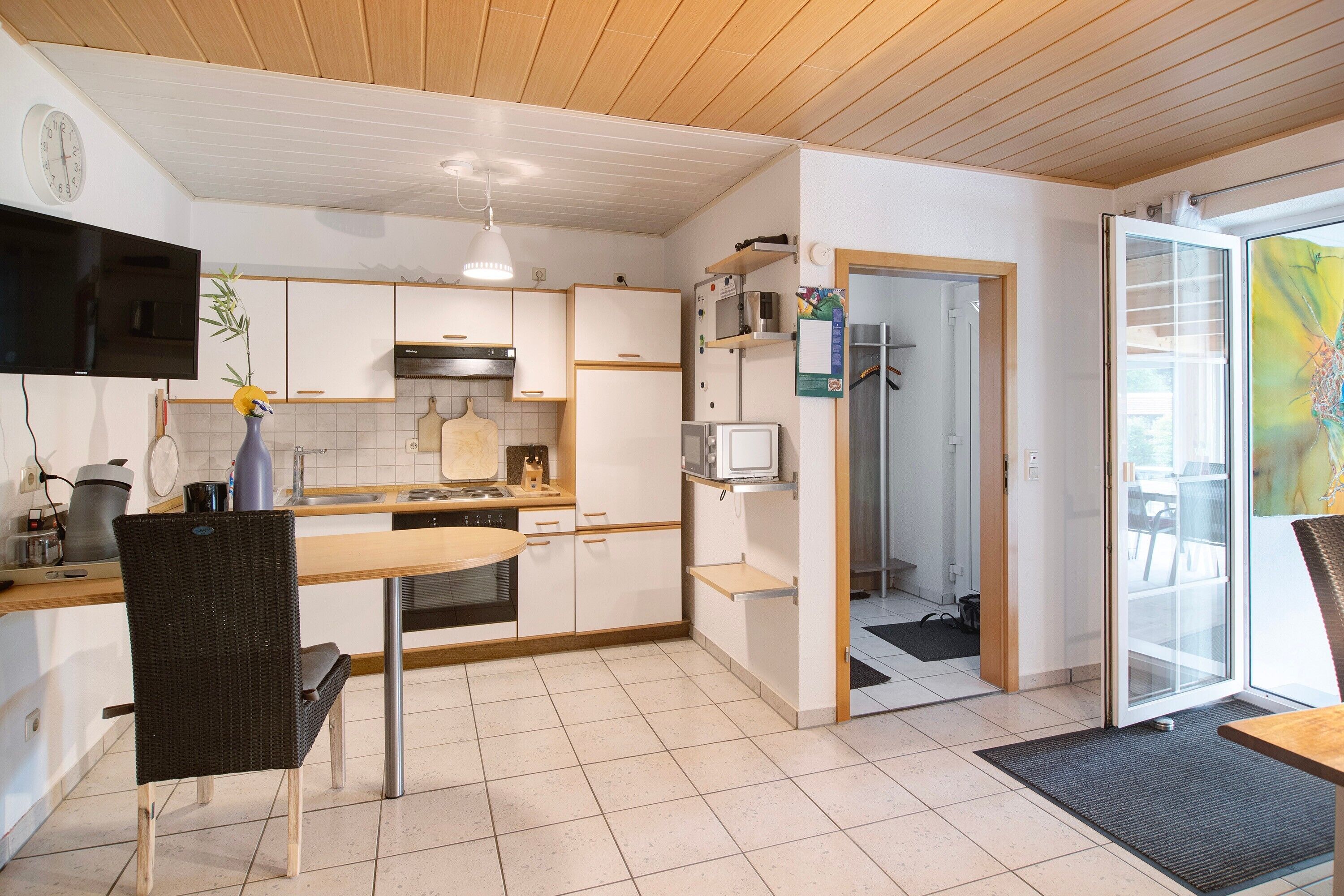 Wasserkocher mit Kaffee-/Teezubehör, Kühlschrank, Mikrowelle, Ofen