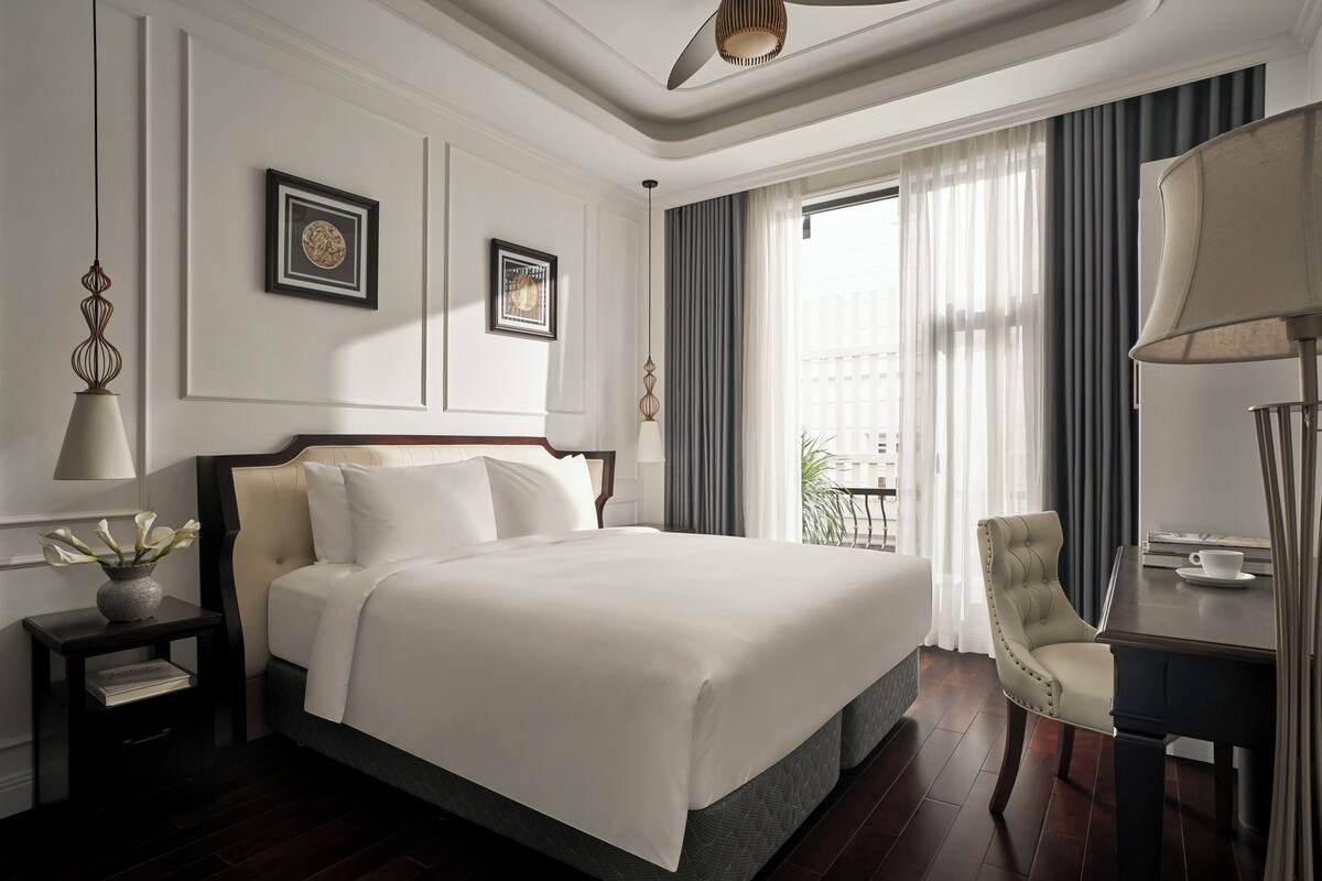 Hypo-allergenic bedding available, in-room safe, desk, laptop workspace