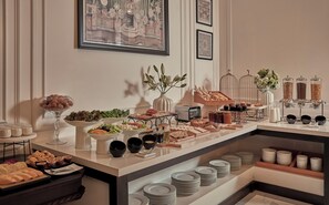 Esmorzar diari d'estil bufet gratuït 