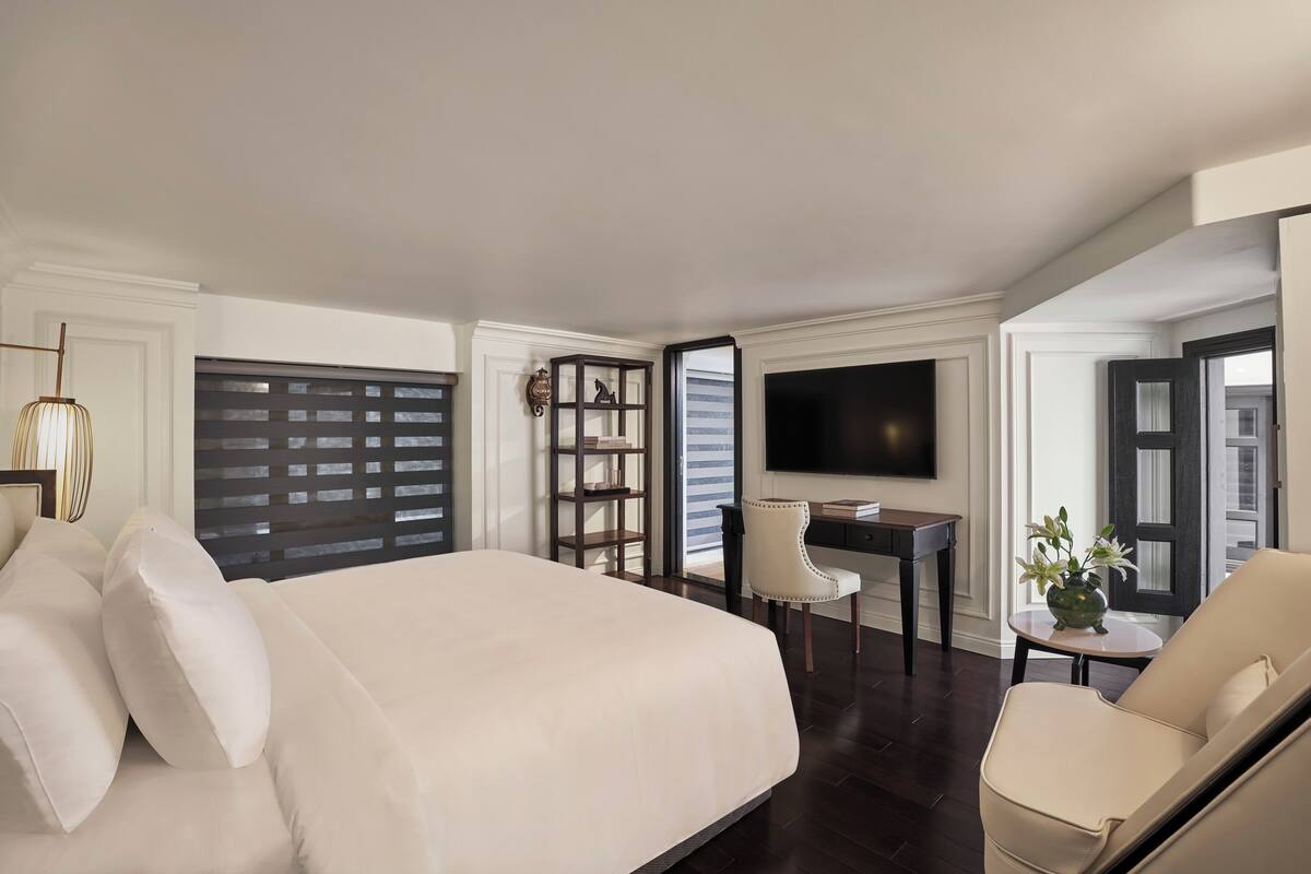 Hypo-allergenic bedding available, in-room safe, desk, laptop workspace