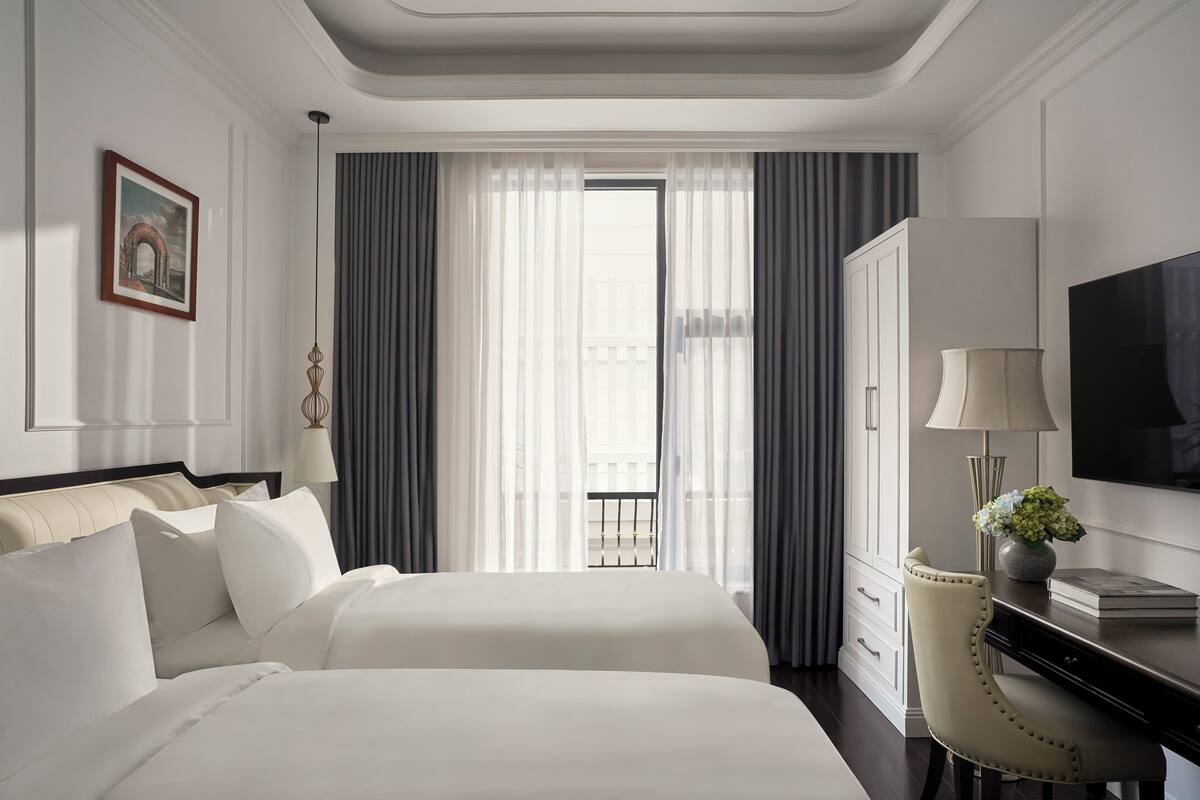 Habitación estándar con 2 camas individuales, balcón | 2 dormitorios, minibar con artículos gratuitos, escritorio