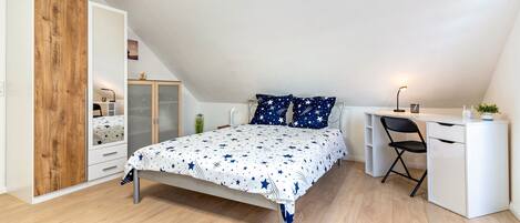 1 habitación, tabla de planchar con plancha, wifi gratis y ropa de cama